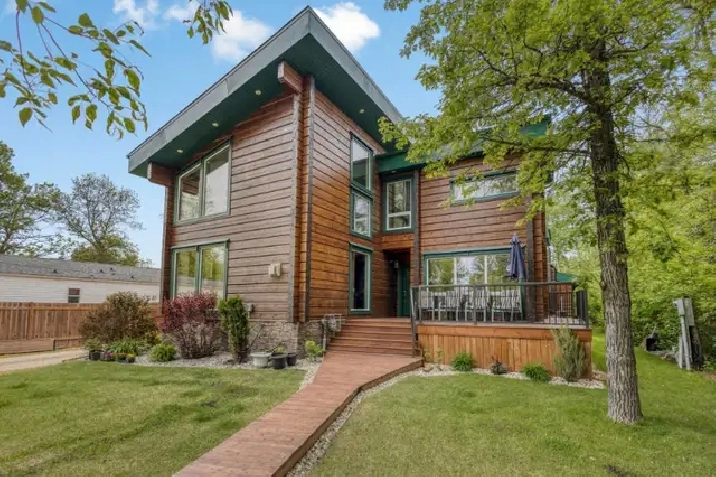 Absoultely STUNNING 4bdr Log Home w/ Attached Triple Garage! in Winnipeg,MB - Houses for Sale