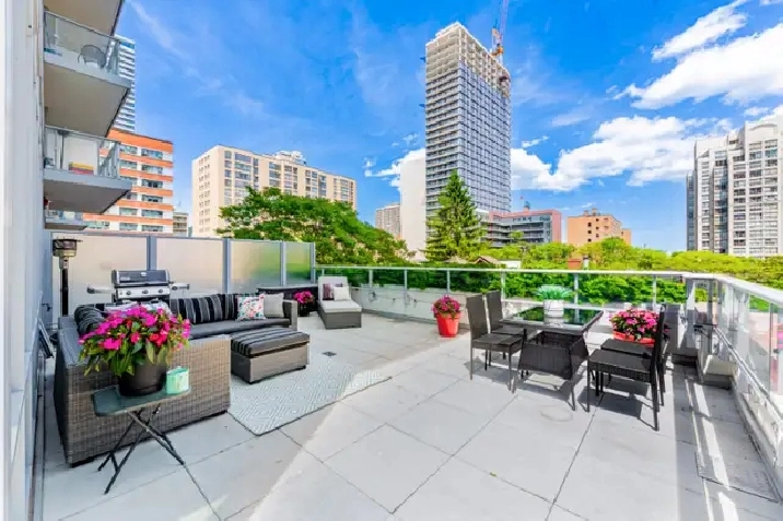 Stunning 2 bed and 2 bathroom condo with huge terrace for sale in City of Toronto,ON - Condos for Sale