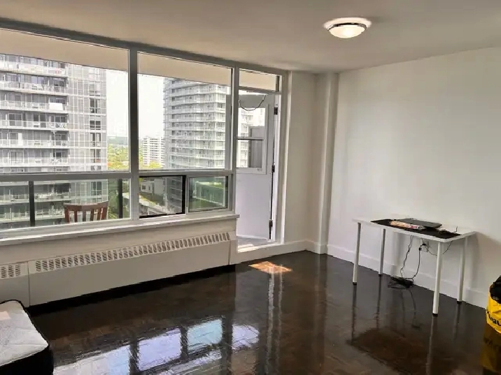 Sharing Space in Master Bedroom in 3-Bed 1.5 Bath Apartment in City of Toronto,ON - Room Rentals & Roommates