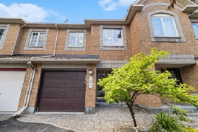 3 bdrm, 4 bathrm freehold townhome w/no rear neighbours Image# 1