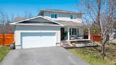 Stunning 4 Bed 4 Bath Home in Arnprior Image# 1