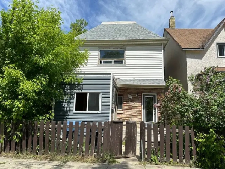 Great opportunity w/ this Solid 2104 sqft 4 bdrm 2 bth 2-storey in Winnipeg,MB - Houses for Sale