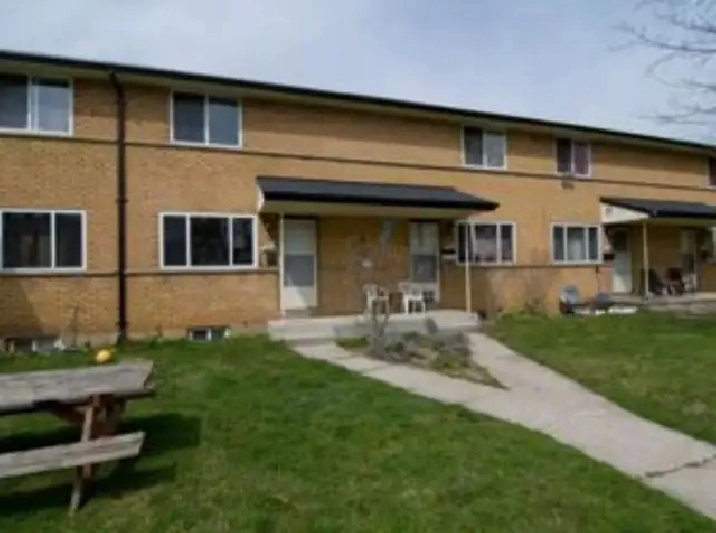 2BD Townhouse Near Trafalgar and Hale Street HEAT INCLUDED in London