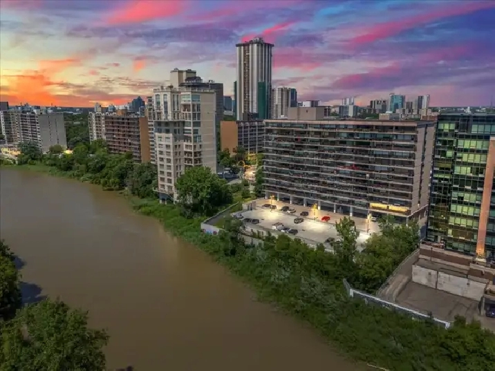 Rarely Available 3 bdrm, 2 bath Condo on Wellington Cres! in Winnipeg,MB - Condos for Sale