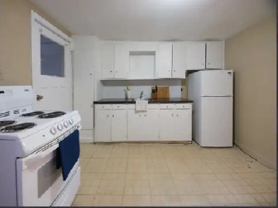 Spacious 1 BR   Den Home located in the DOWNTOWN CORE Image# 1