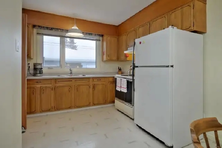 Southgate Nice Furnished Upstairs Bedroom for Females Now! in Edmonton,AB - Room Rentals & Roommates