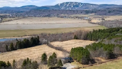 St-Joachim, maison avec vue sur montagne 3.48 acres Image# 5