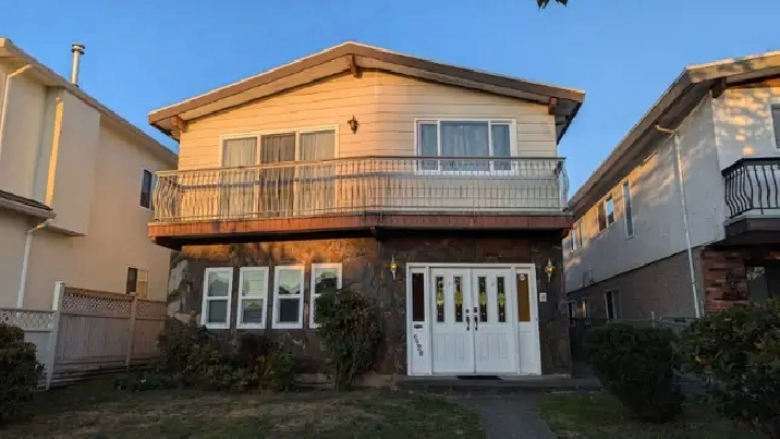 Spacious Private Room with attached half washroom for Rent in Vancouver,BC - Room Rentals & Roommates