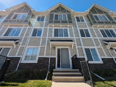 Beautiful Townhouse in Northwest Calgary Image# 1