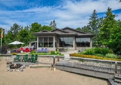 GORGEOUS Beachfront 2bdrm Bungalow Custom-Built in Netley Creek! Image# 1