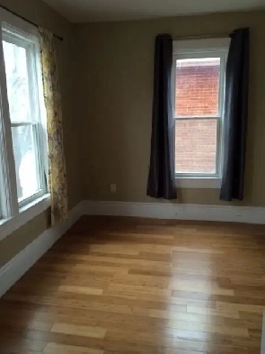 Beautiful 3 BDRM Duplex Unit (spread over 3 floors) downtown! Image# 2