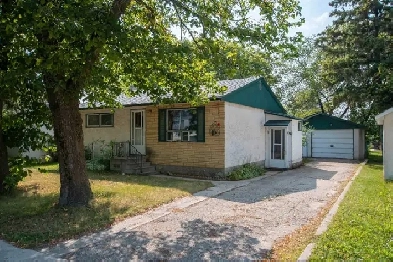 PRICE REDUCED! 2 BEDROOM BUNGALOW WITH A HUGE LOT IN BEAUSEJOUR Image# 1