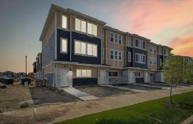 4 BED 2.5 BATH - TOWNHOUSE IN CHESTERMERE Image# 1