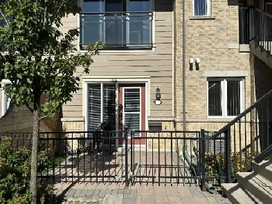 One Bedroom Condo Townhouse Near Erin Mills Town Center Image# 1