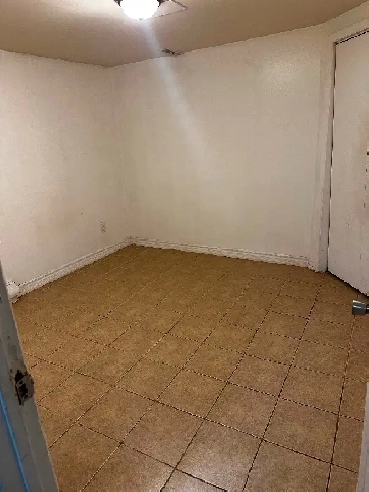 Room for rent in brampton, only females, 450$ rent Image# 1