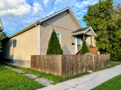 Upgraded 2 Bedroom Home in Weston for Sale - 1571 Elgin Avenue W Image# 1