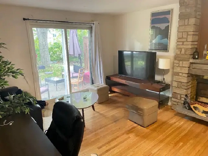 Huge private room available immediately in City of Toronto,ON - Room Rentals & Roommates