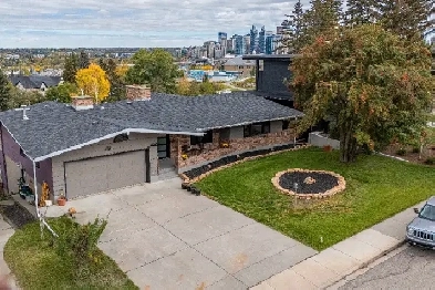 BREATHTAKING UPDATED UPPER SCARBORO HOME ON A HUGE LOT Image# 1