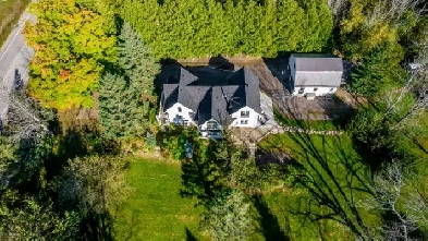 Family Home on 3  Acres near Georgian Bay Image# 1