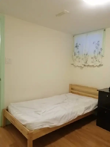 $900 Downtown Toronto Room For Rent (Dundas & Bathurst Area) Image# 3