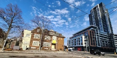 TorontoDundas West Subway Station Image# 1