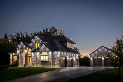 Metcalfe Home For Sale - Garage/Shop - In Law Suite Potential