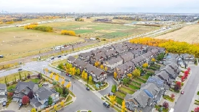 Stunning 3 Bedroom Townhouse in SW EDMONTON! Low Condo fee Dbl G Image# 1