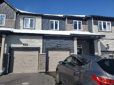 One bedroom for rent in a townhouse in the Barrhaven 800$/Month Image# 1