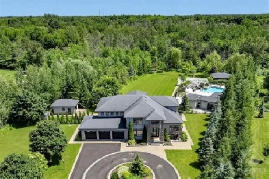 5 Bedroom Must See In Manotick Image# 1