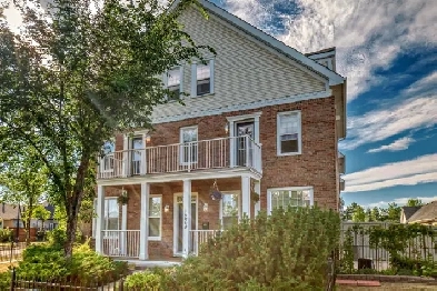 Executive Townhome facing the lake, balcony two Master bedrooms Image# 1