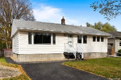 UPDATED 4 BED, 2 BATH BUNGALOW WITH DOUBLE GARAGE IN LAKEVIEW! Image# 1