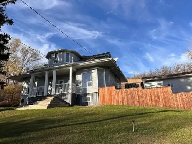 4 BR 3 Bath home with birds-eye view of Birdtail River in Birtle Image# 3