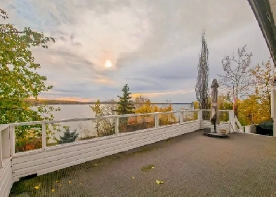 Gorgeous Lake front House on Moose lake! Image# 6