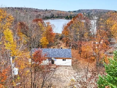 Maison/chalet rénové au bord du lac - 1h de Montréal Image# 1