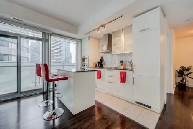 Month 2 Month FURNISHED condo w/ PARKING Next 2 UNION/CN Tower Image# 1