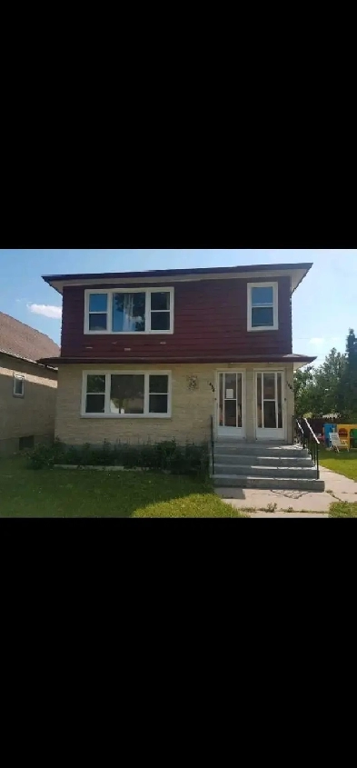 Large 2 bdrm upper duplex for rent pet friendly r2x Image# 1