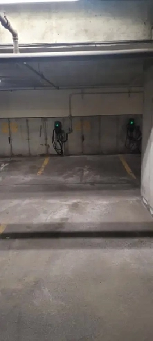 Indoor parking spot | Stationnement intérieur Image# 1