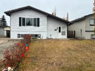 Fort Sask full house, bright clean new paint/floor/basement Image# 3