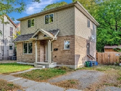 3 BEDROOM HOUSE FOR RENT - WALK TO UNIVERSITY & BUS