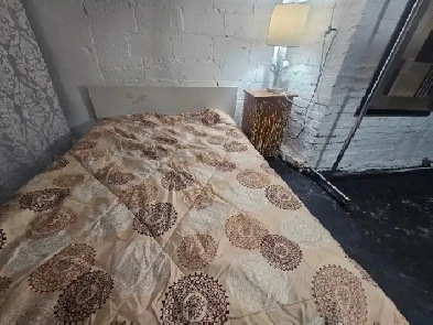 St Clair West at Winona Dr Furn'd private room for girl w bathrm