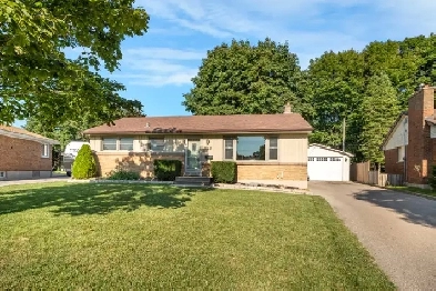 Bungalow, 3 beds, 2 car garage & backing on a park! ql63888 Image# 9