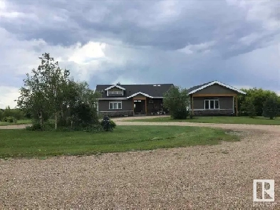 Custom built 4042SF Walkout Bungalow in Vegreville! Image# 1