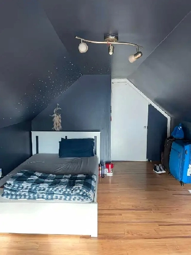 Attic Room Rent, 5 min to McMaster University Image# 2