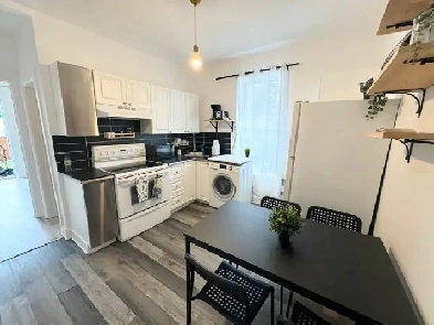 Rosemont superbe 4 1\2 Rez-de-chaussée avec cours et jardin ! Image# 1