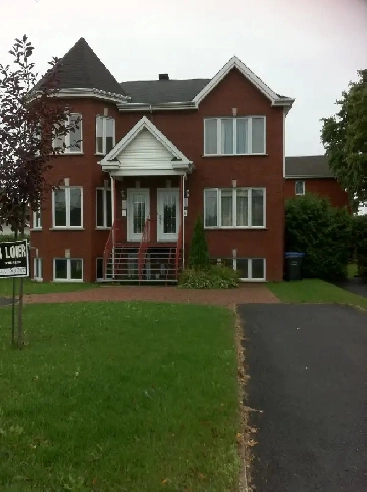 Condo st-Hubert.  4-1/2, haut 3 plex  B .podium. Douche coin Image# 1