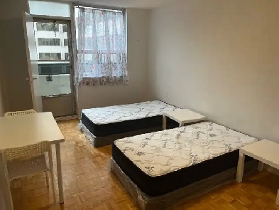 MASTER BEDROOM FOR RENT IN UPTOWN (YOUNG & EGLINTON) Image# 1