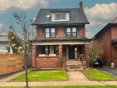 Cozy 2-Bed Apartment in a Century Home – Historic & Modern Charm