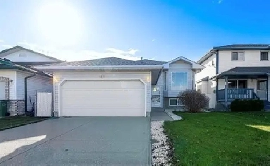 Hollick Kenyon - 3 Bedrooms - Beautiful home in North Edmonton Image# 1