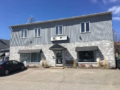 Très Beau Local Commercial, 800 Pieds Carrés, Pont-Rouge Libre Image# 1