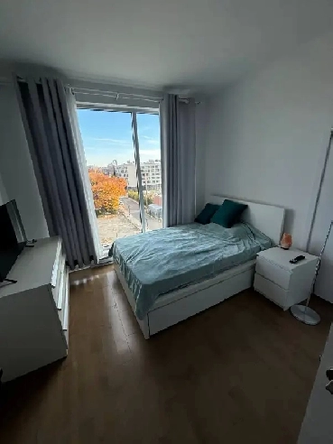 Room for rent for a girl near the Namur metro station. Image# 1